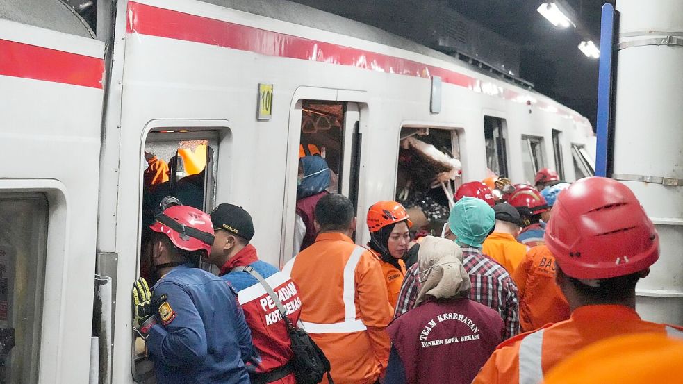 Rettungskräfte suchen nach der Zugkollision nach Opfern. Foto: Ahmad Ibrahim