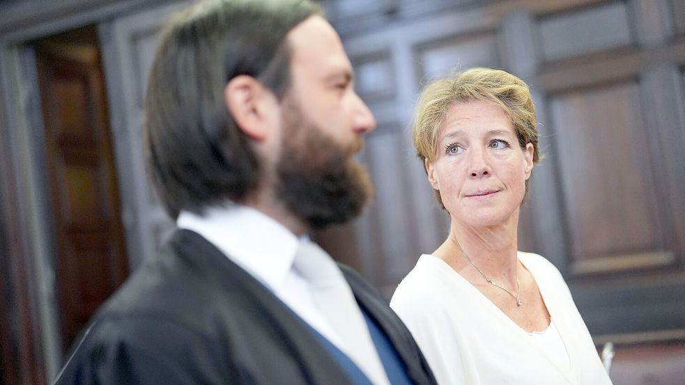Christina Block (r), deutsche Unternehmerin, und Anwalt Ingo Bott (l), Verteidiger von Block, stehen im Gerichtssaal im Prozess wegen der mutmaßlichen Kindesentführung im Landgericht Hamburg. Foto: dpa/Marcus Brandt