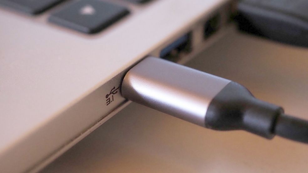 Bei neuen Laptops muss künftig in der EU ein USB-C-Kabel zum Aufladen anschließbar sein. Foto: Georg Friedrich Hilgemann
