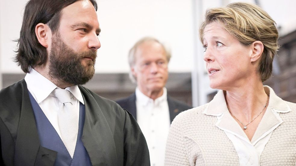 Christina Block (r), deutsche Unternehmerin, Rechtsanwalt Ingo Bott (l) und Gerhard Delling, ehemaliger Sportmoderator und Lebensgefährte von Block, stehen im Gerichtssaal im Strafjustizgebäude. Foto: dpa/Christian Charisius