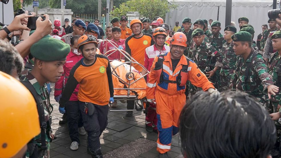 Die Zahl der Toten ist am Tag nach dem Unglück weiter gestiegen. Foto: Tatan Syuflana