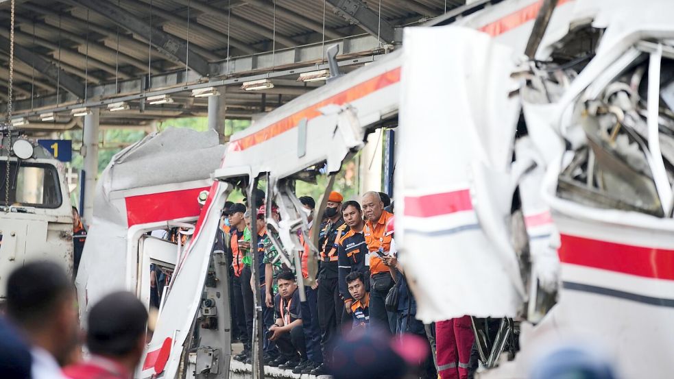 Teilweise waren Waggons nach dem Aufprall ineinander verschmolzen. Foto: Tatan Syuflana