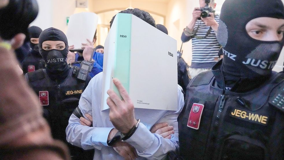 Der Hauptangeklagte im Prozess um die abgesagten Taylor-Swift-Konzerte in Wien hat der Angeklagte Terrorpläne gestanden. Foto: Matthias Schrader