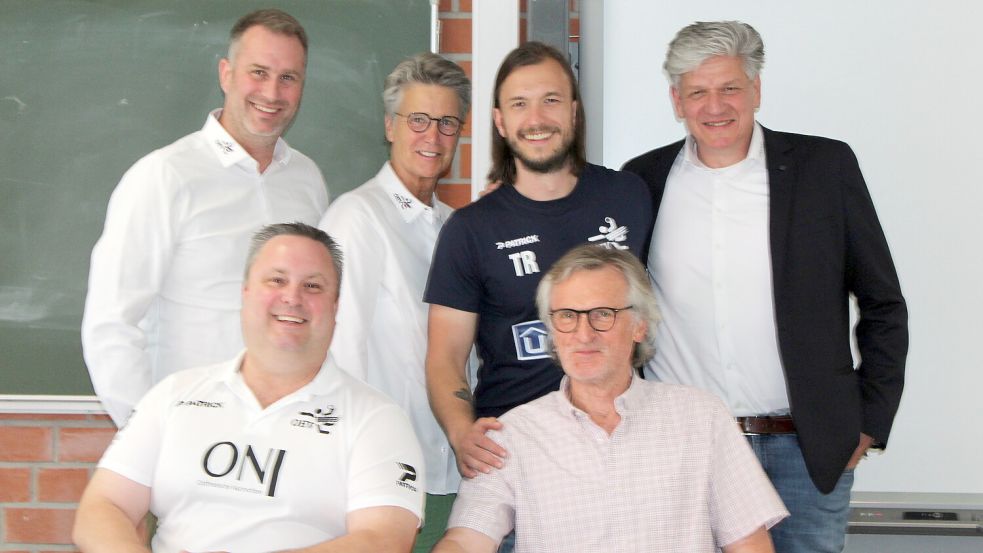Fröhliche Gesichter bei den OHV-Verantwortlichen Anfang Juli 2025 während der Saisonauftaktpressekonferenz. Bei OHS-Geschäftsführer Thomas Grotjan (obere Reihe, von links), Vereinsvorsitzende Insa Schubert, Trainer Sven Suton, Herrenwart Friedhelm Brookmann, sowie Kotrainer Eric Hettmann (vorne von links) und Willy Oevermann herrschte vor zehn Monaten Aufbruchstimmung. Grotjan rief Platz eins als Zielmarke aus. Der OHV hat die Tabellenführung längst abgeschrieben und Grotjan die OHS Ende März verlassen. Die Trägergesellschaft steckt in einer finanziellen Krise. Foto: Wolf-Rüdiger Saathoff