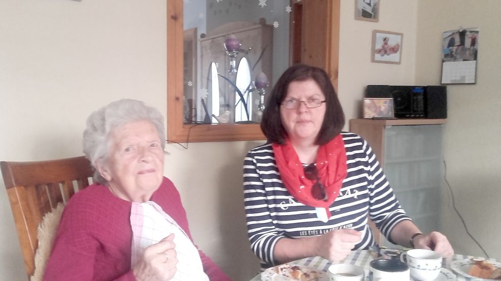 Karin Böttcher (rechts) holte ihre hochbetagte Mutter Ilse Risch zu sich nach Hause und hat es nicht bereut. Foto: privat