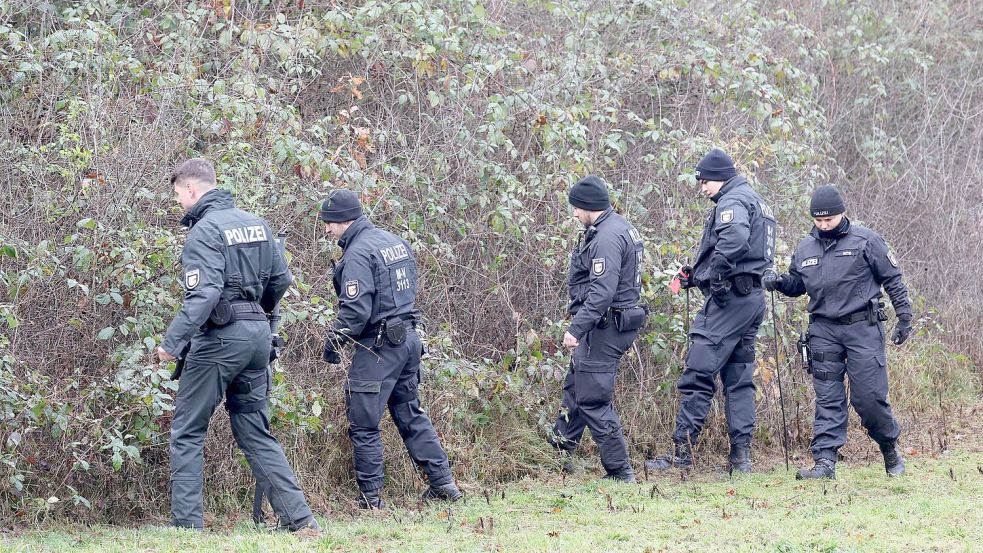Polizisten durchsuchten die Gegend um den Fundort der Leiche. (Archivbild) Foto: Bernd Wüstneck