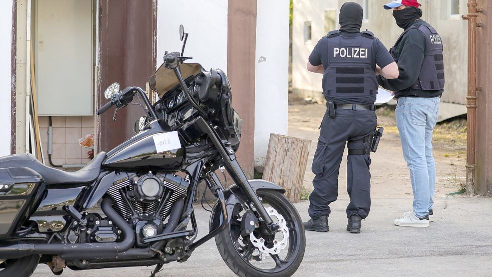 Auch wenn das „Chapter“ in Leverkusen im Fokus stand, durchsuchten die Beamten Wohnungen und Geschäftsräumen von Vereinsmitgliedern und Unterstützern in ganz NRW. Foto: Christoph Reichwein