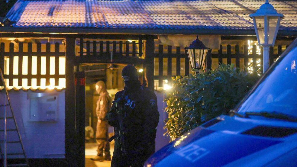 Polizisten vor dem Vereinsheim der „Hells Angels“ in Hilden. Foto: Christoph Reichwein