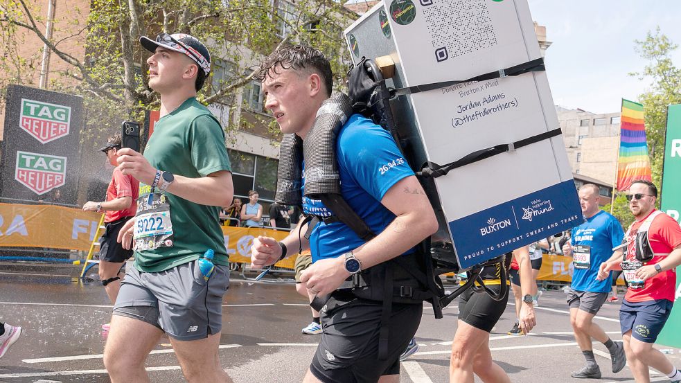 Jordan Adams hatte einen 25 Kilogramm schweren Kühlschrank beim Marathon in London auf dem Rücken. Foto: IMAGO/ZUMA Press