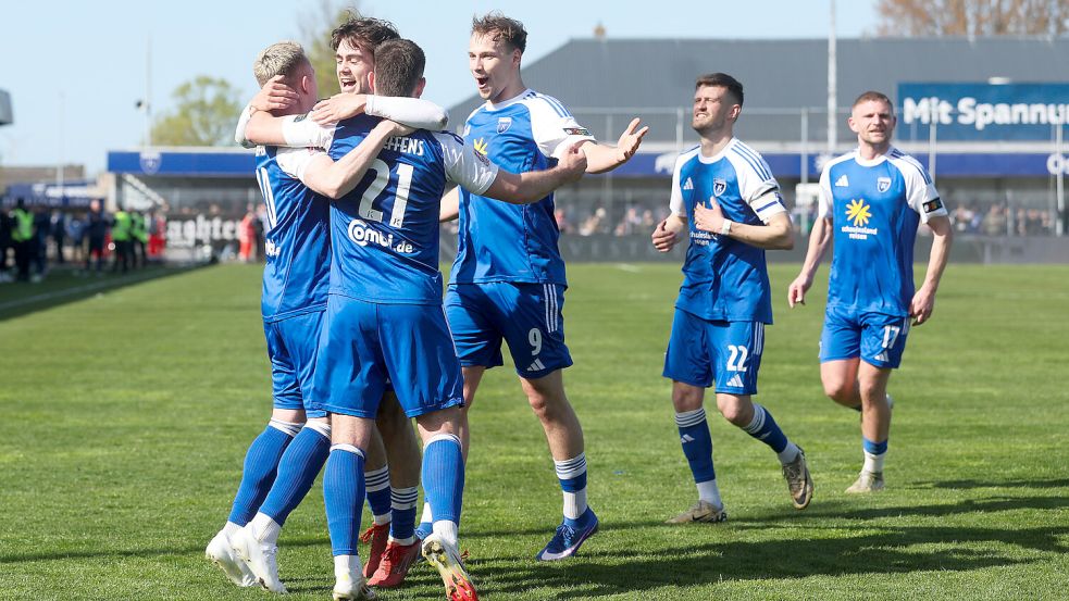Die Regionalliga-Fußballer von Kickers Emden wollen auch am Samstag in Jeddeloh jubeln. Foto: Jens Doden/Emden
