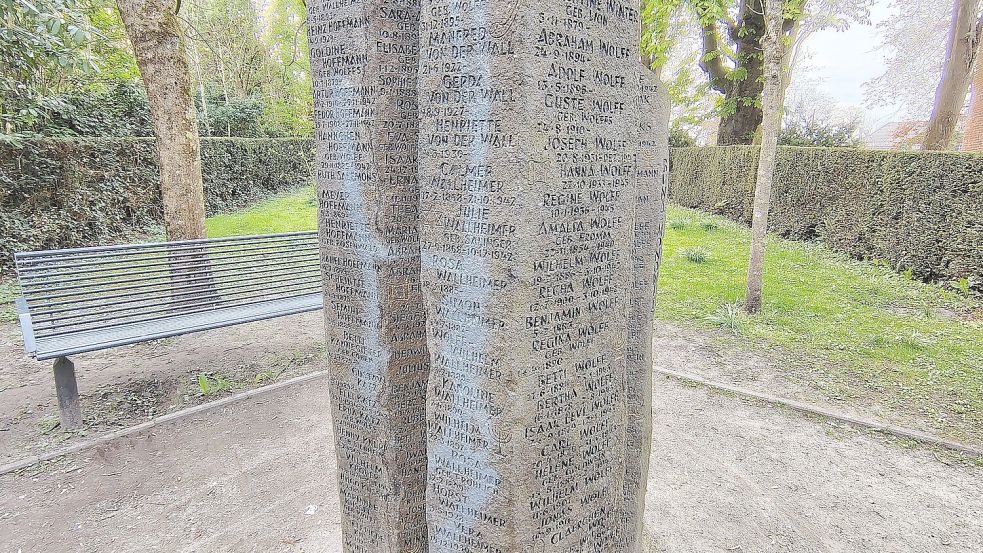 Die Gedenkstelen am Hohen Wall in Aurich wurden im rückwärtigen Bereich mit Farbe besprüht. Foto: Karin Böhmer