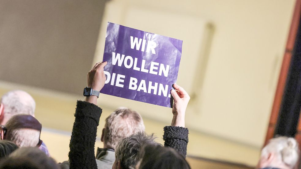 Für die Befürworter ist klar: Die Bahn muss ausgebaut werden. Unter den 180 Zuschauern schienen sie – gemessen an Applaus und Reaktionen – aber in der Unterzahl zu sein. Foto: Claus Hock