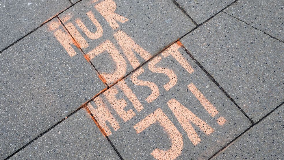 Mit Farbe auf den Gehweg gesprhter Schriftzug Nur ja hei§t ja in Wien, ein deutliches Statement fr weibliche sexuelle Selbstbestimmung im ffentlichen Raum *** Lettering sprayed in paint on the pavement Only yes means yes in Vienna, a clear statement for female sexual self-determination in public spaces Foto: IMAGO / Guido Schiefer