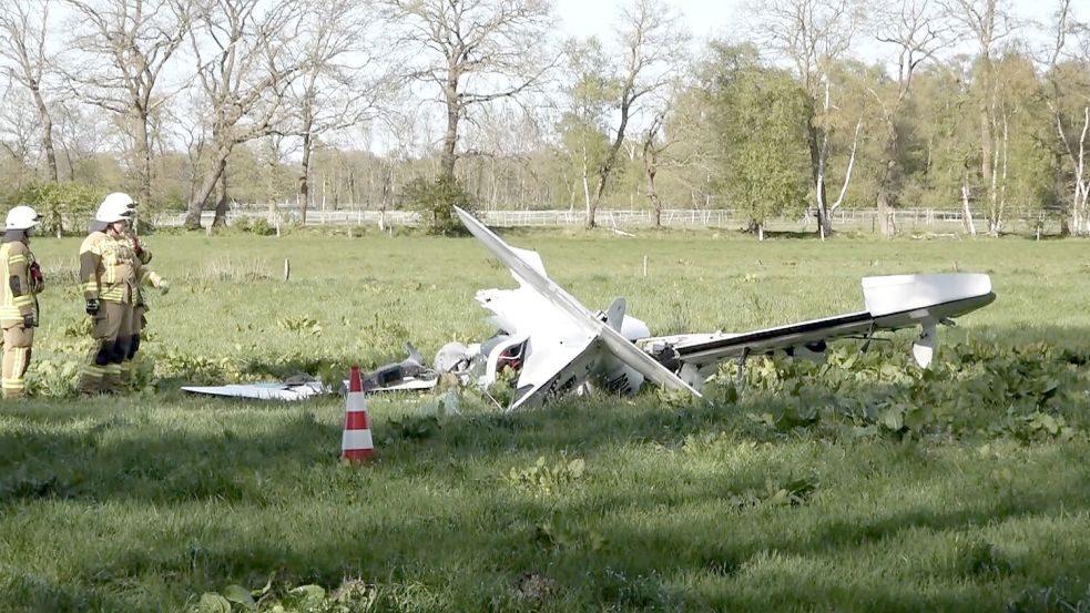 Neben dem Flugplatz in Hatten ist am Dienstagnachmittag ein Kleinflugzeug abgestürzt. Foto: Nonstopnews