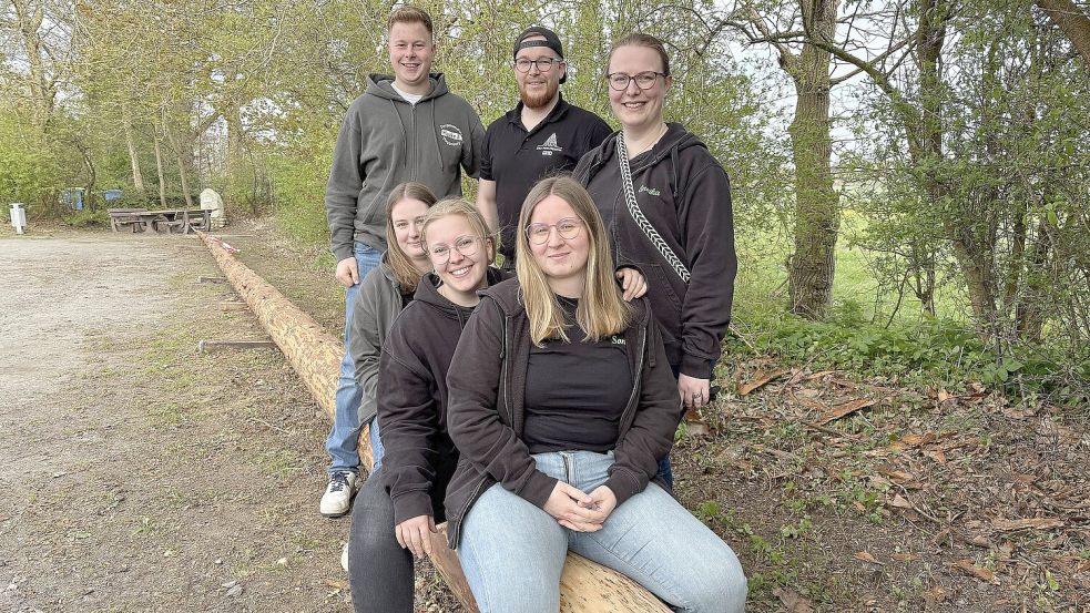 Hauke Ehmen (von links), Julia Siede (Dorf-Jugend Plaggenburg), Lena Murra (Fahne) Max Wilts (Rahe) sowie Sandra Ihnen und Annika Janssen (Fahne) bereiten in ihren Dörfern die Maibaumfeiern vor. Auch zu sehen ist der 28,5 Meter lange Stamm des Rahester Baums. Foto: Karin Böhmer
