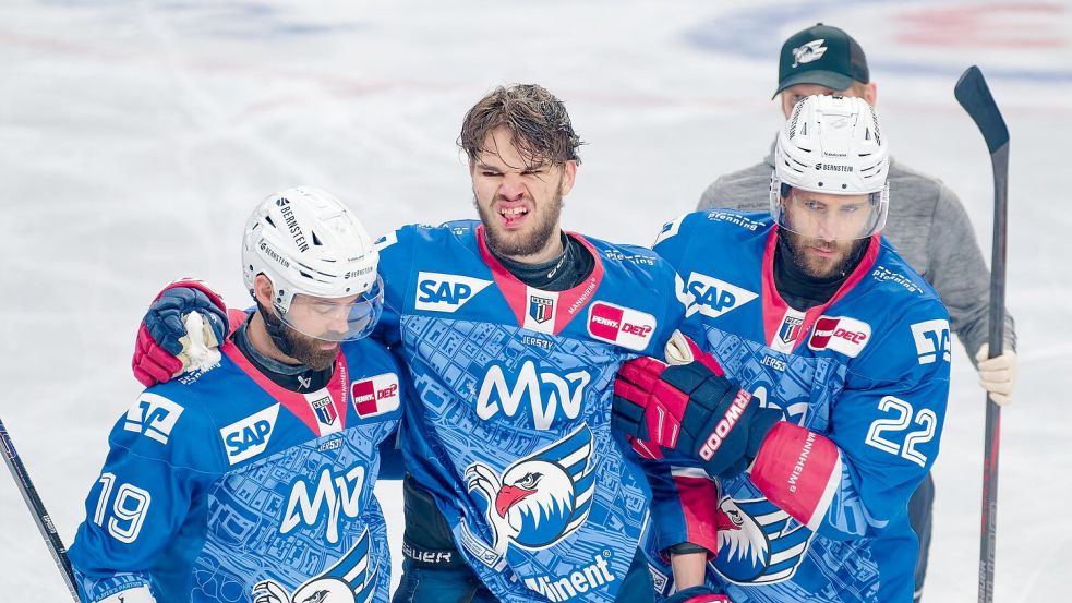 Musste angeschlagen vom Eis: Maximilian Heim Foto: Uwe Anspach