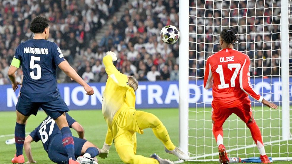 Nach einem Supersolo von Bayerns Michael Olise (r) landet der Ball am Pfosten. Foto: Federico Gambarini/dpa