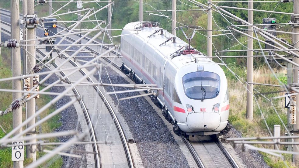 Die Deutsche Bahn beginnt am 1. Mai eine umfassende Sanierung der Strecke zwischen Hamburg und Hannover. (Archivbild) Foto: Julian Stratenschulte