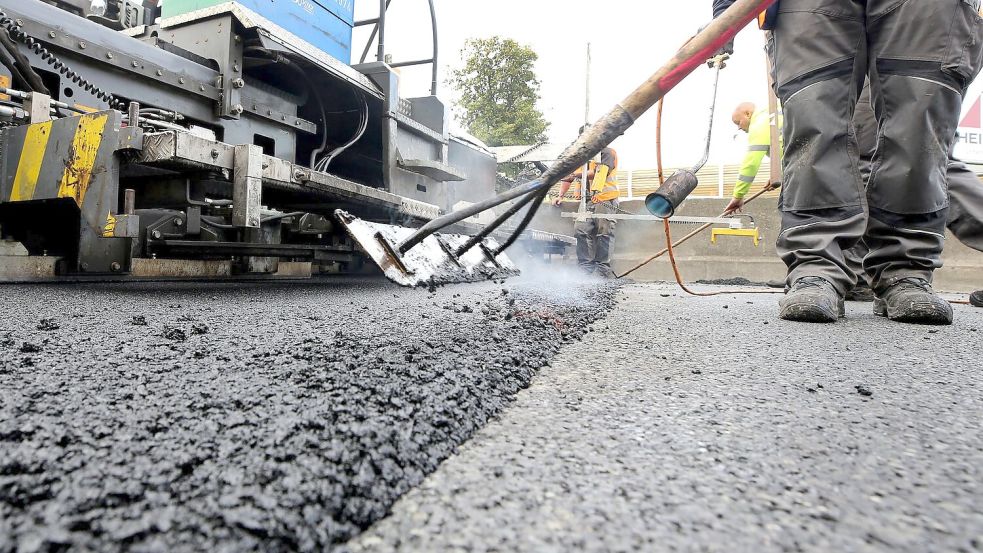 Die Preise für Bitumen sind mit dem Iran-Krieg rasant gestiegen. (Symbolbild) Foto: Roland Weihrauch