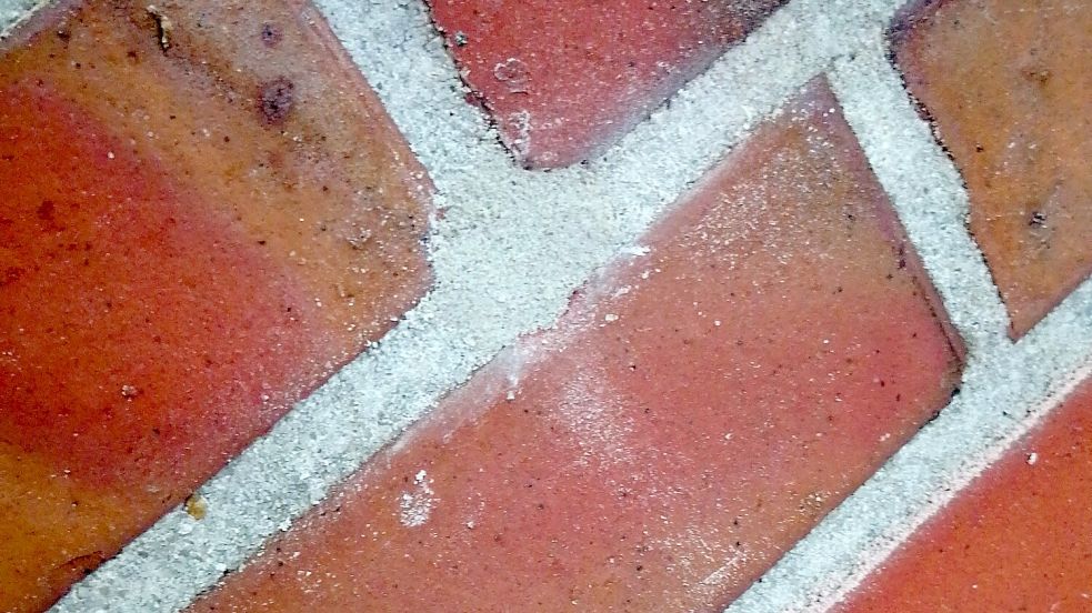 Die Einblaslöcher in den Fugen werden farbneutral geschlossen.