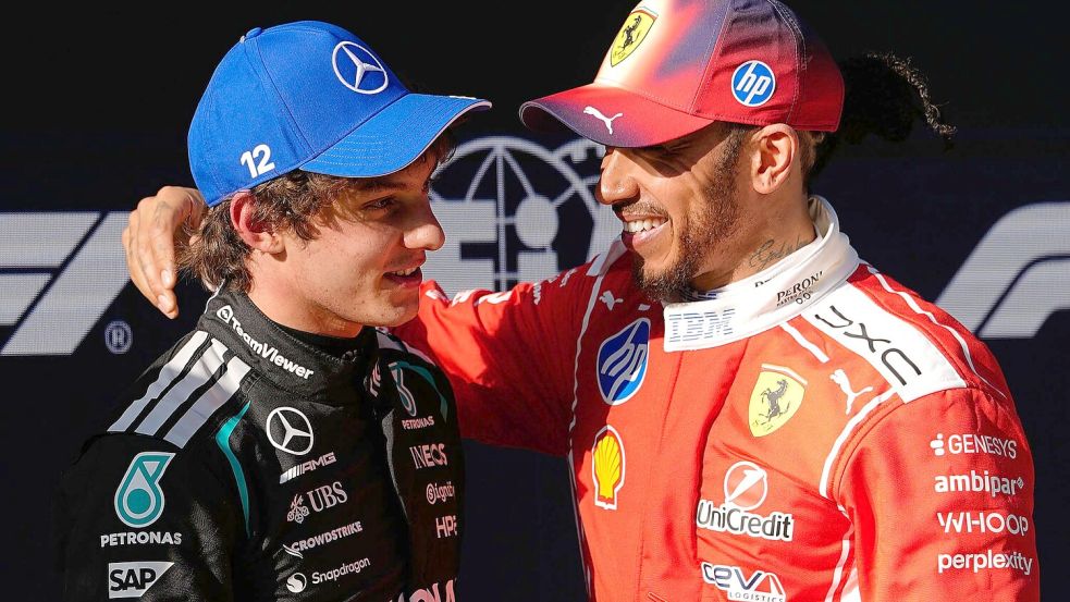 Antonelli (l) übernahm bei Mercedes das Cockpit von Hamilton. (Archivbild) Foto: Vincent Thian/AP/dpa