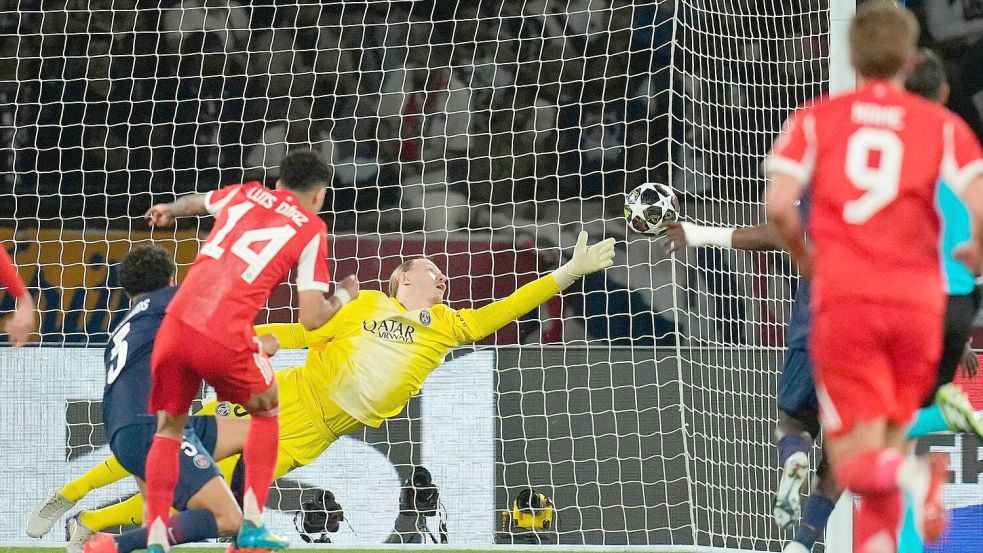 Das letzte Tor des Abends, das den Bayern Hoffnung macht: Luis Díaz trifft zum 4:5-Endstand. Foto: Christophe Ena