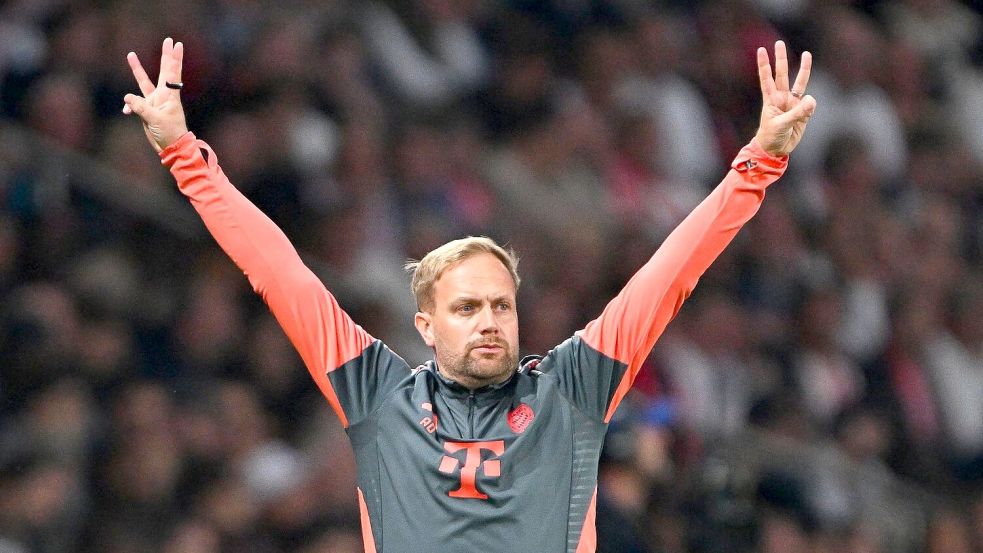 Chef für einen Abend: Kompany-Assistent Aaron Danks in Aktion. Foto: Federico Gambarini/dpa