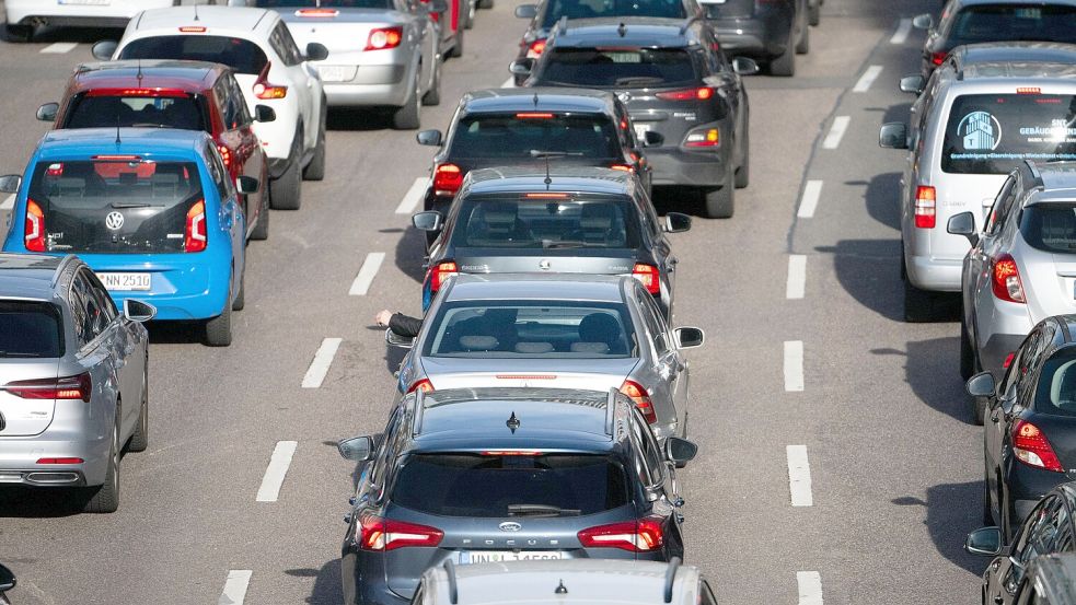 So könnten am langen Maiwochenende die Autobahnen rund um Osnabrück aussehen. Der ADAC warnt vor erhöhter Staugefahr. Foto: Marijan Murat/dpa