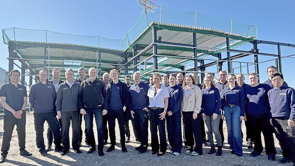 Die Mitarbeiter von EJKrüger und GTS vor der neuen Produktionshalle, die derzeit in Schirum in Bau ist.Foto: Aiko Recke