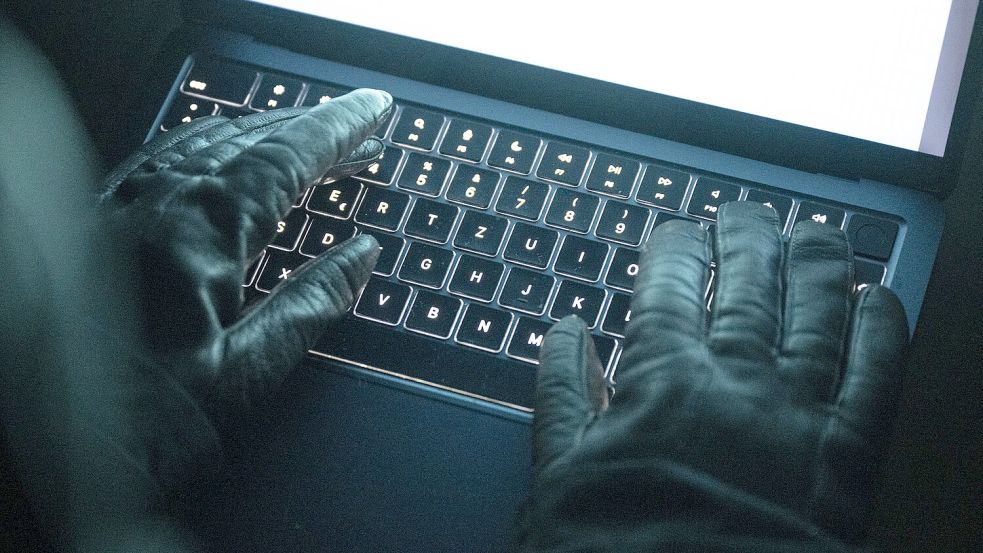 Ein 75-Jähriger ist in Esens Opfer eines Betrugs geworden und verlor Geld. Symbolfoto: Philip Dulian/DPA