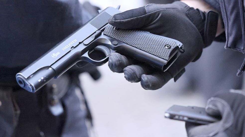 Sichergestellte Schreckschusspistole: Die Polizei in NRW beobachtet immer häufiger, dass Jugendliche für Gewalttaten bezahlt werden. Foto: dpa/David Young