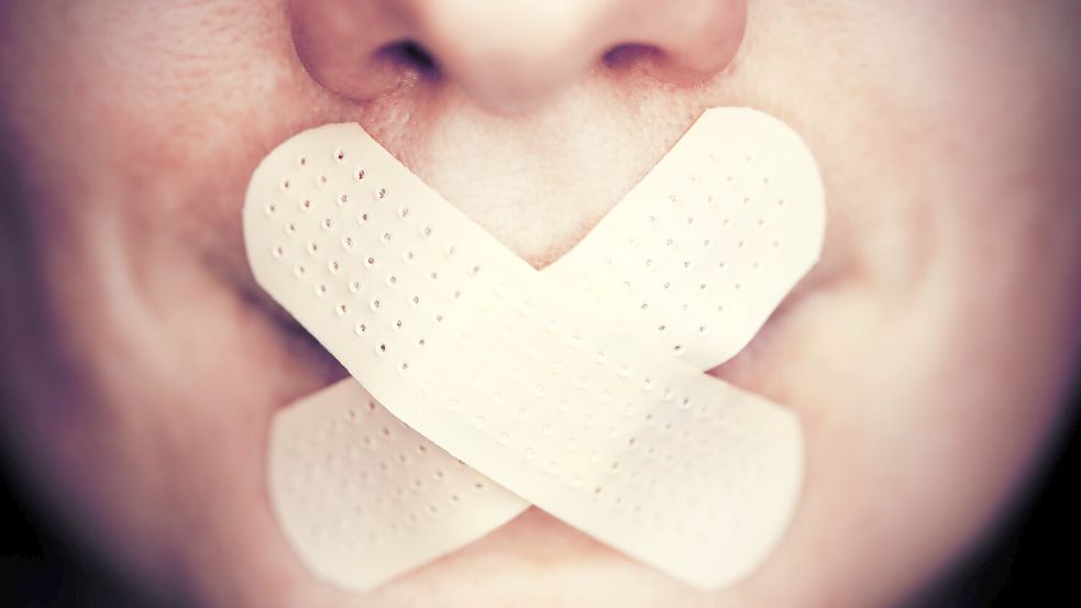 Ist es riskant, offen zu sprechen? Laut der aktuellen Mannheimer Studie üben sich viele Deutsche nach eigenen Angaben in Selbstzensur. Foto: picture alliance / imageBROKER