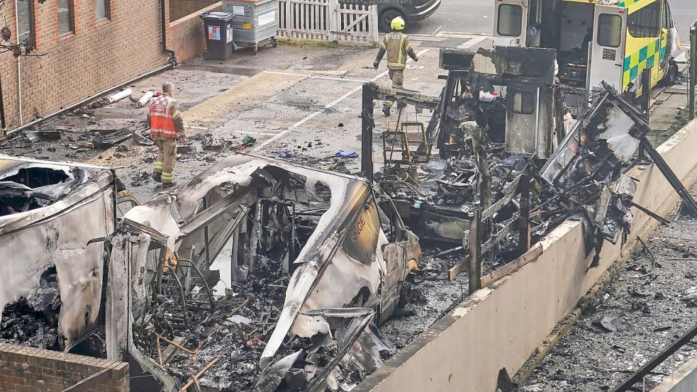 Bei einem Brandanschlag wurden mehrere Krankenwagen einer jüdischen Organisation in Brand gesetzt. (Archivbild) Foto: Alberto Pezzali/AP/dpa