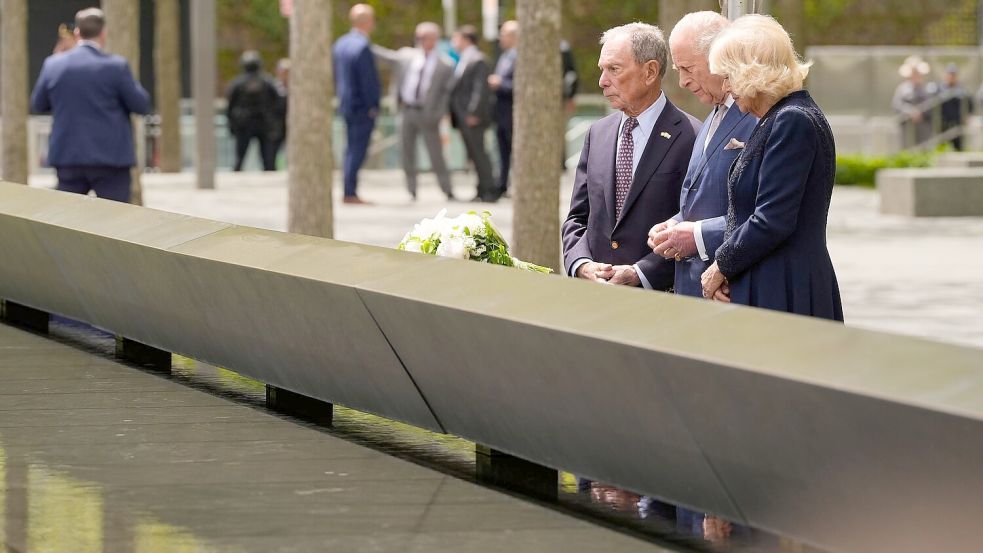 König Charles III. (M) und Königin Camilla gedenken der Opfer von 9/11. Foto: Seth Wenig