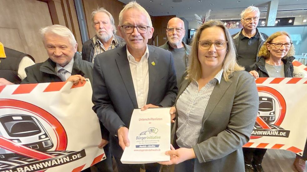 Martina Jungenkrüger von der Bürgerinitiative übergab in der Stadthalle Aurich 1501 Unterschriften an Landrat Olaf Meinen. Foto: Aiko Recke
