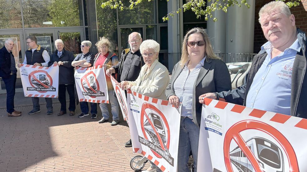 Rund 30 Kritiker des Bahn-Ausbaus protestierten vor der Auricher Stadthalle. Foto: Aiko Recke