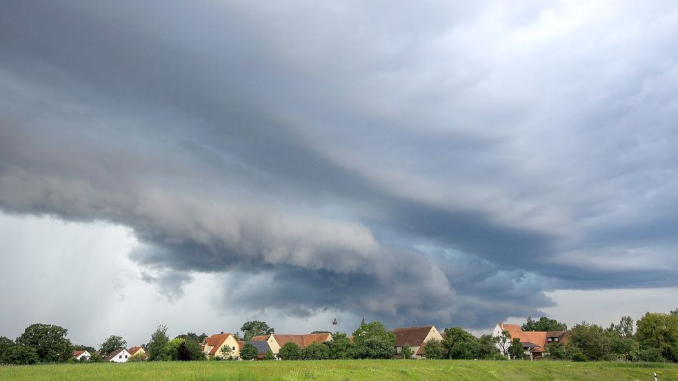 Ein Unwetter im Augst 2024 in der Nähe von Wolfratshausen in Oberbayern. (Archiv) Foto: Alexander Wolf/onw-images/dpa