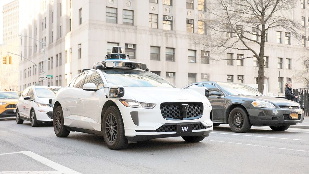 Waymo hat jüngst acht Robotaxis in New York City getestet, noch mit einem Sicherheitsspezialisten an Bord. Eine Zulassung in Deutschland rückt näher. Foto: Michael M. Santiago/Getty Images/AFP