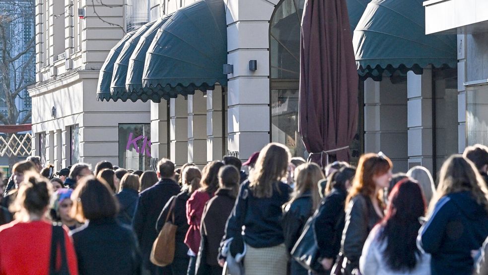 Lange Schlange: Viele Fans zog es zu einem Pop-up-Store zum neuen Album von Harry Styles. (Archivbild) Foto: Jens Kalaene