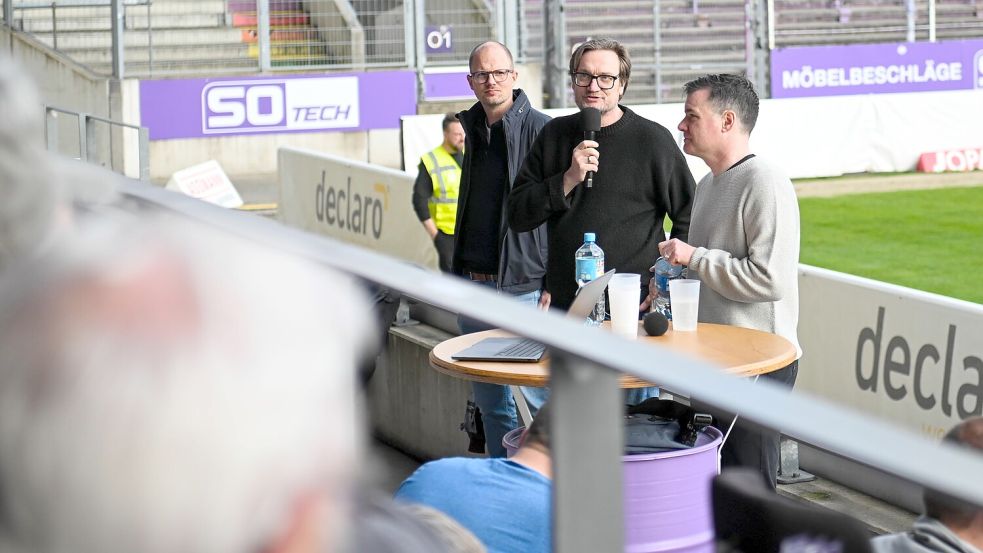 Infoveranstalltung zur Planung der Sanierung des Stadions Bremer Brücke in Osnabrück: Nils Dethlefs (Geschäftsführer ppp, links), VfL-Geschäftsführer Michael Welling (v. re.), Jan Jansen (Geschäftsführer Stadion KG). Foto: Michael Titgemeyer