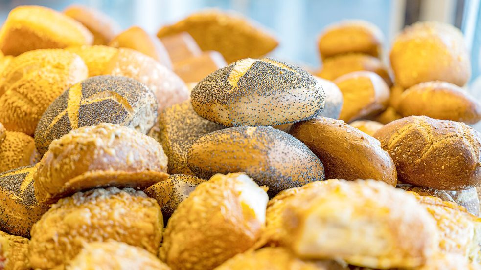 Brötchen liegen in einer Bäckerei. Foto: Archiv/Mohssen Assanimoghaddam/DPA