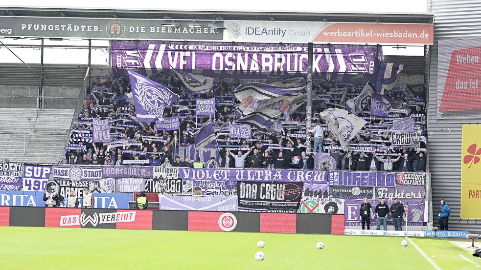Der Osnabrücker Gästeblock im März 2024: Am kommenden Sonntag werden den VfL deutlich mehr Fans nach Wiesbaden begleiten. Foto: imago/osnapix