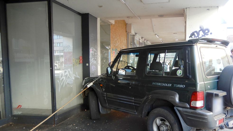 Mit seinem Geländewagen parkte Jagdaufseher Rethschulte auf dem Gehweg an einer Bushaltestelle. Der eingesetzte Kescher lehnt auf der Motorhaube. Foto: Reinhold Rethschulte