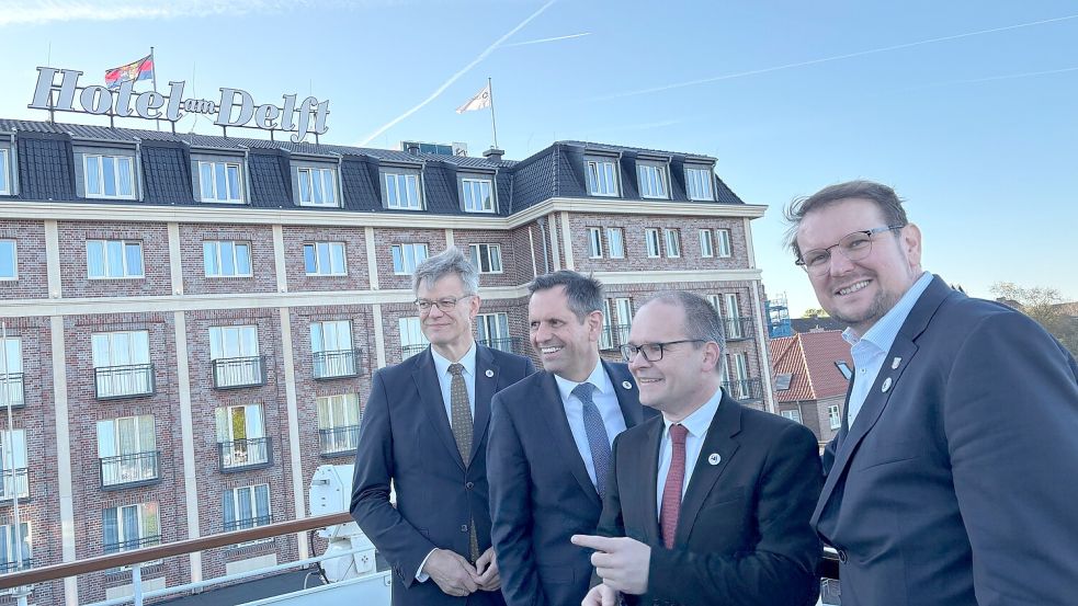 Fototermin auf dem Sonnendeck (von links): Bundesverkehrsminister Patrick Schnieder (CDU), Ministerpräsident Olaf Lies (SPD), Landeswirtschaftsminister Grant Hendrik Tonne (SPD) und Oberbürgermeister Tim Kruithoff (parteilos). Foto: Marion Luppen