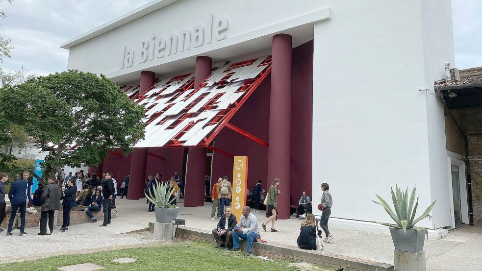 Wenige Tage vor Beginn hat die Kunstbiennale in Venedig keine Jury mehr. (Archivbild) Foto: Robert Messer