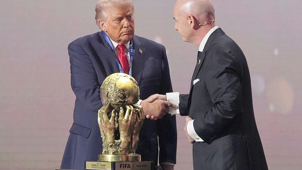Donald Trump überlasst Gianni Infantino die Entscheidung über eine WM-Teilnahme des Iran. (Archivbild) Foto: Jacquelyn Martin/AP/dpa