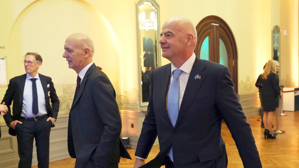 Das Verhältnis des DFB mit Bernd Neuendorf (l) zur FIFA und Gianni Infantino hat sich inzwischen entspannt. (Archivbild) Foto: Maja Hitij/Getty Images Europe P