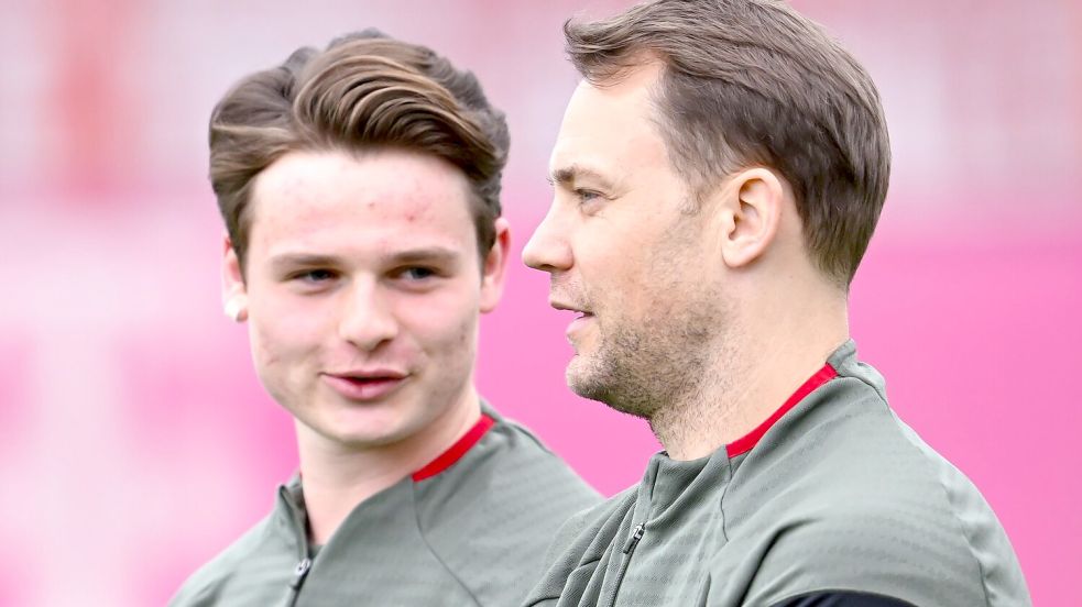 Jonas Urbig (l) soll in der kommenden Saison weiter von Manuel Neuer lernen. (Archivbild) Foto: Sven Hoppe