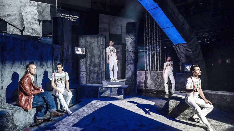 Vier Schauspieler spielen die Queen-Legende. Foto: SANDRA THEN/Residenztheater/dpa