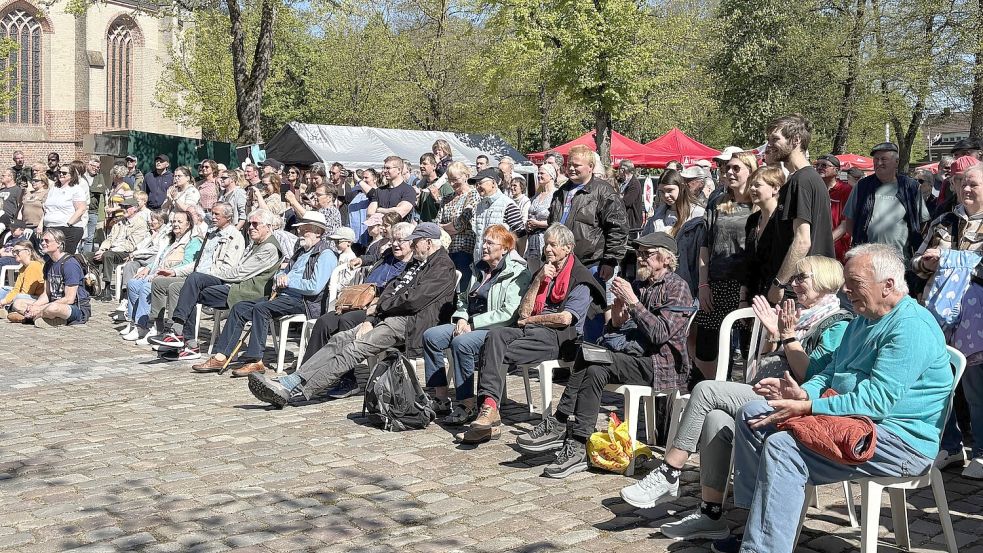 Die DGB-Kundgebung am Tag der Arbeit ist in Norden traditionell gut besucht. Foto: Karin Böhmer